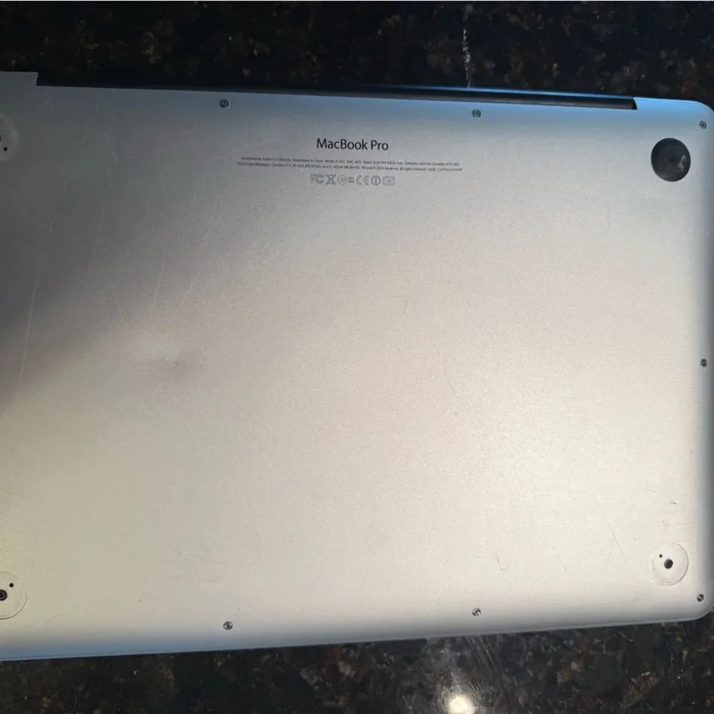 MACBOOK 2013 Pro Silver 13 Inch 256gb LIKE NEW CONDITION Charger REFURBISED :)